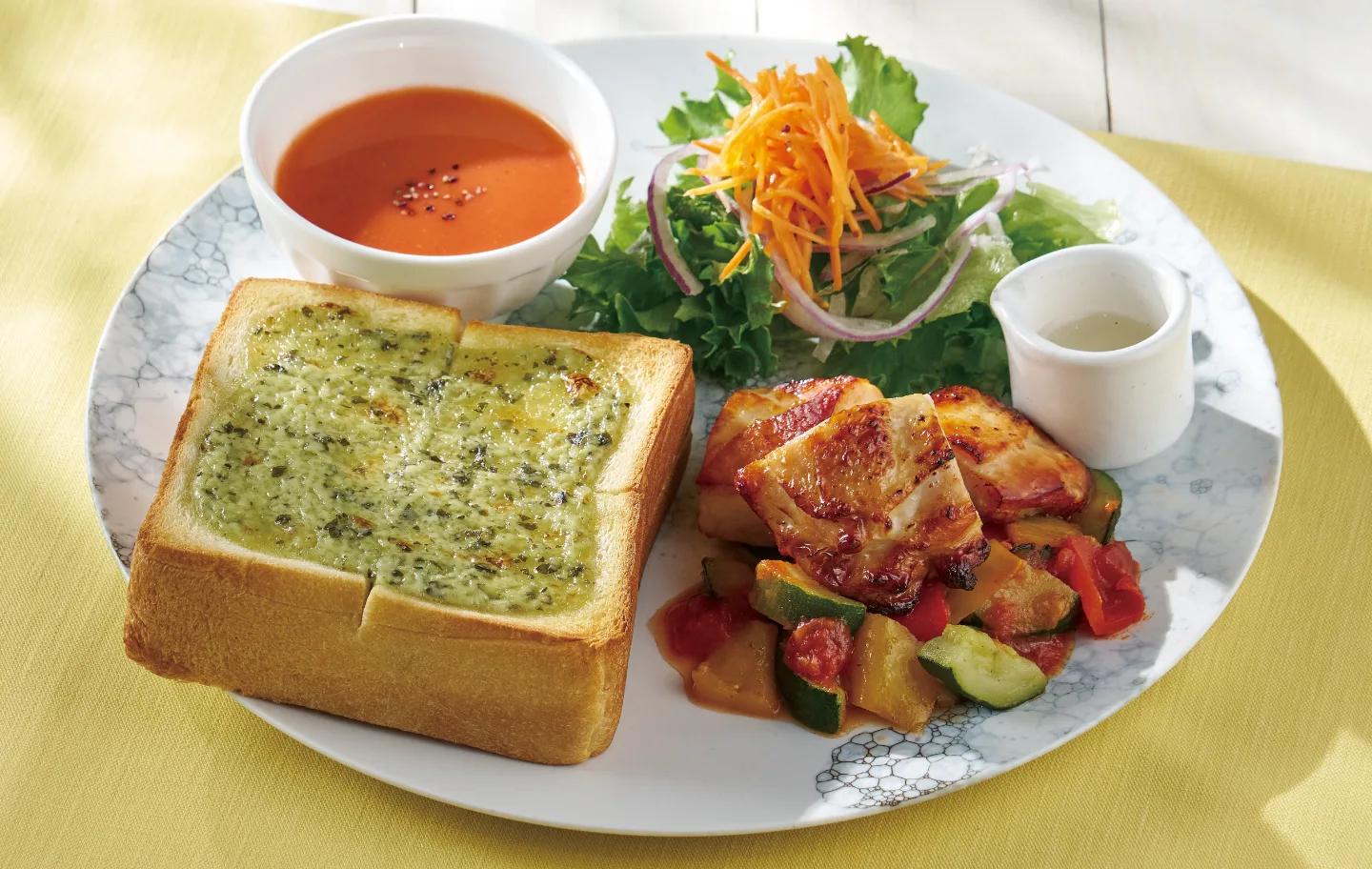 グリルチキンと夏野菜のラタトゥイユ＆バジルマヨトースト