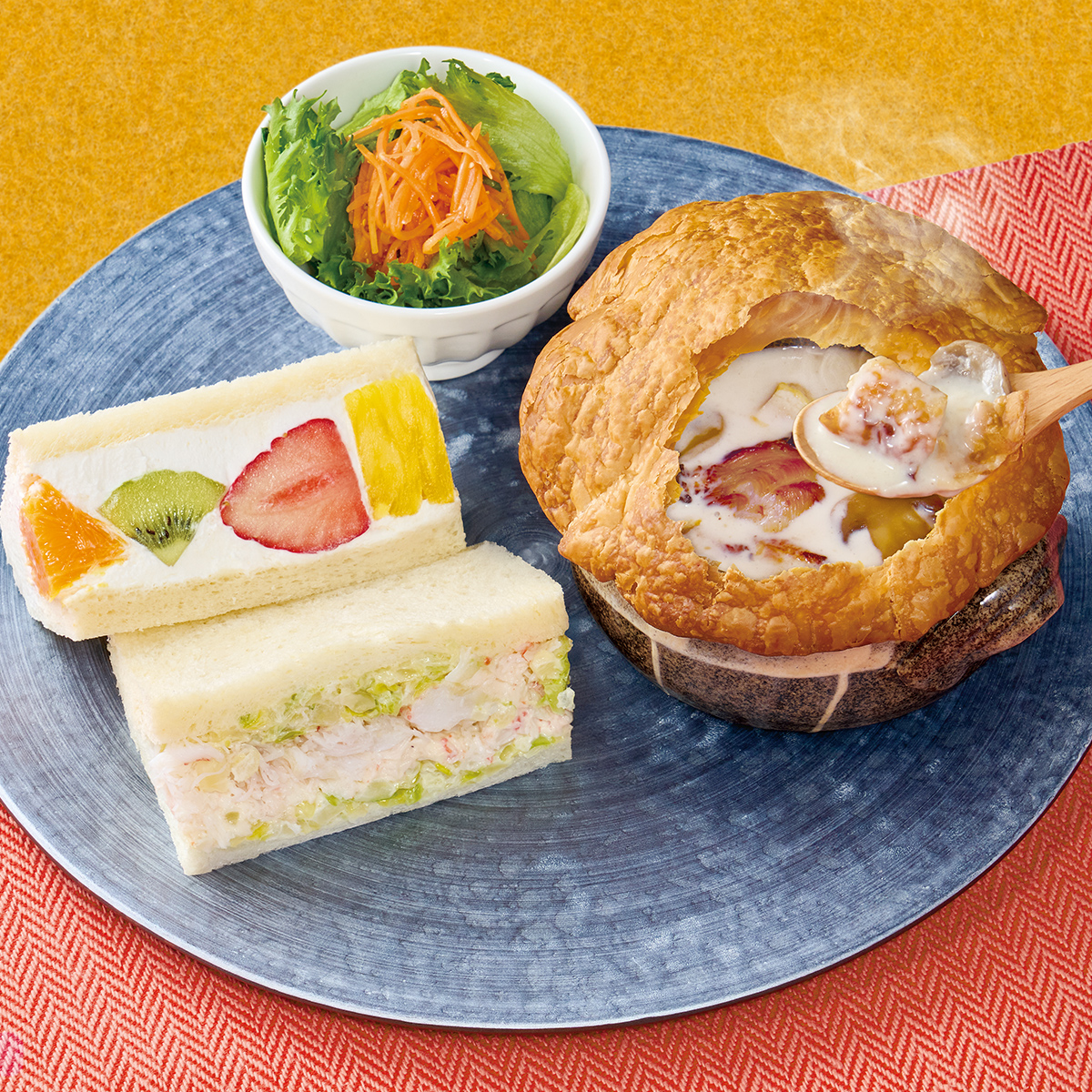 「チキンときのこのクリームスープ パイ包み 選べるサンドプレート」販売開始！